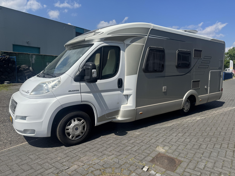 Hymer Exclusive Line 614 CL fixed bed photo: 4