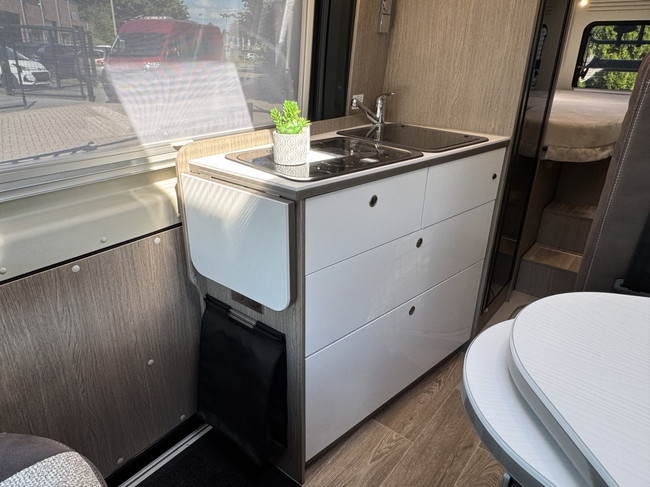 Pössl Roadcruiser 640 D-Line 160 pk AUTOMAAT 9-Traps Euro6 Fiat Ducato Maxi **Lengtebedden/4 zitplaatsen/XXL Koelkast/1e eigenaar/Full foto: 13