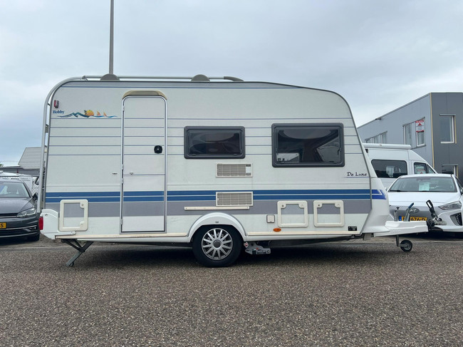 Hobby De Luxe 400 SF | Awning | Bicycle rack | Semi-automatic Mover | Fixed bed | Dinette (Train seat) | Tempo 100 | Shock absorbers photo: 3