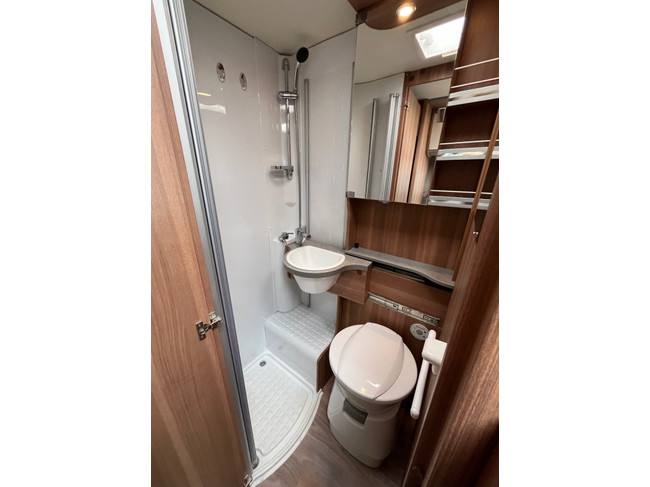 Weinsberg Caracompact R57 Airco Cruise Einzelbetten Solarpanel 64.416km Foto: 18