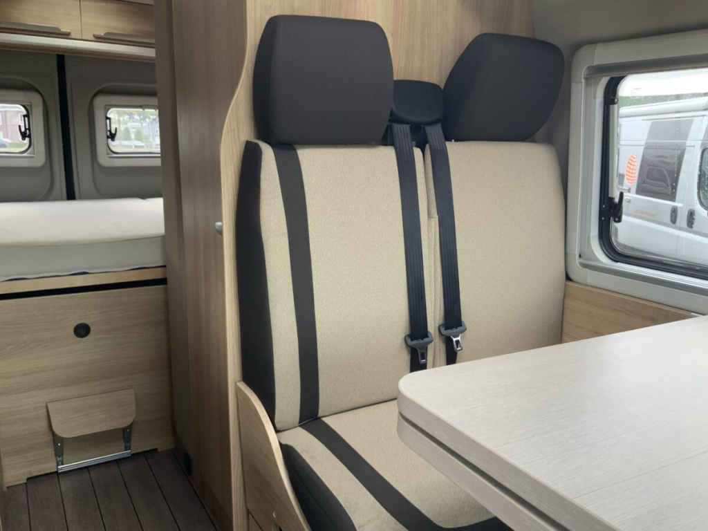 Knaus Boxstar Buscamper AUTOMAAT Dwars-bed, Motor-airco, Draaistoelen, Fietsendrager Busbiker, Bj.2017 Camper centrum on the road Marum foto: 5
