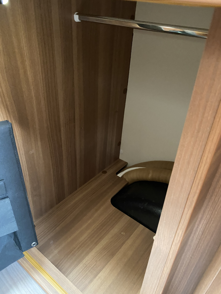 Weinsberg Pepper 600 Peugeot 163 PK, Half-integraal, 2 Lengte-bedden, Garage, Aut. schotel / LCD Camper Centrum On the Road aan de Noorderringweg 4 in Marum. foto: 36