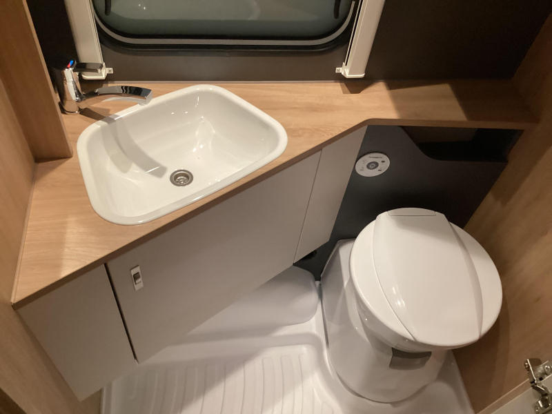 Knaus Sport 420 QD cama transversal foto: 12