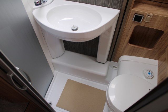 Compacto Hymer Exsis i 474 Fiat 160 cv estrecho ligero camas individuales y cama abatible (55 foto: 49