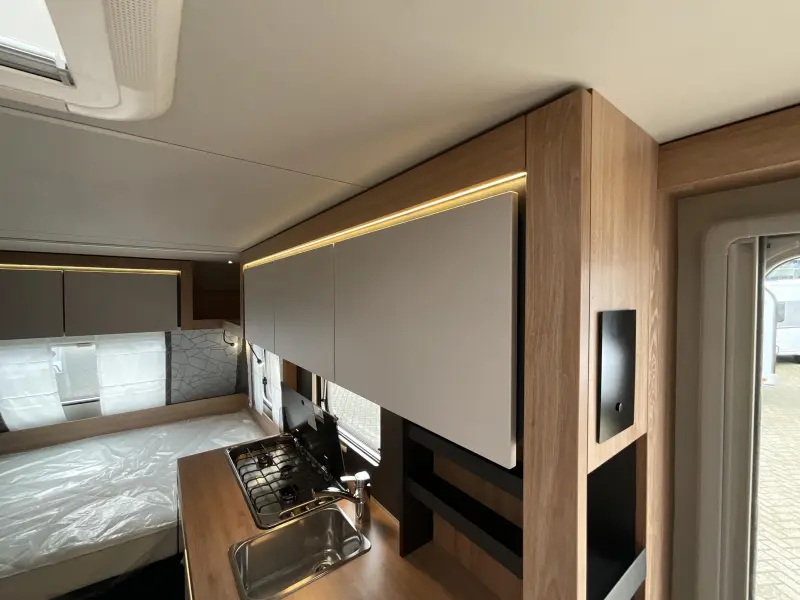 Knaus Sport 420 QD DWARS BED-XL KEUKEN  foto: 8