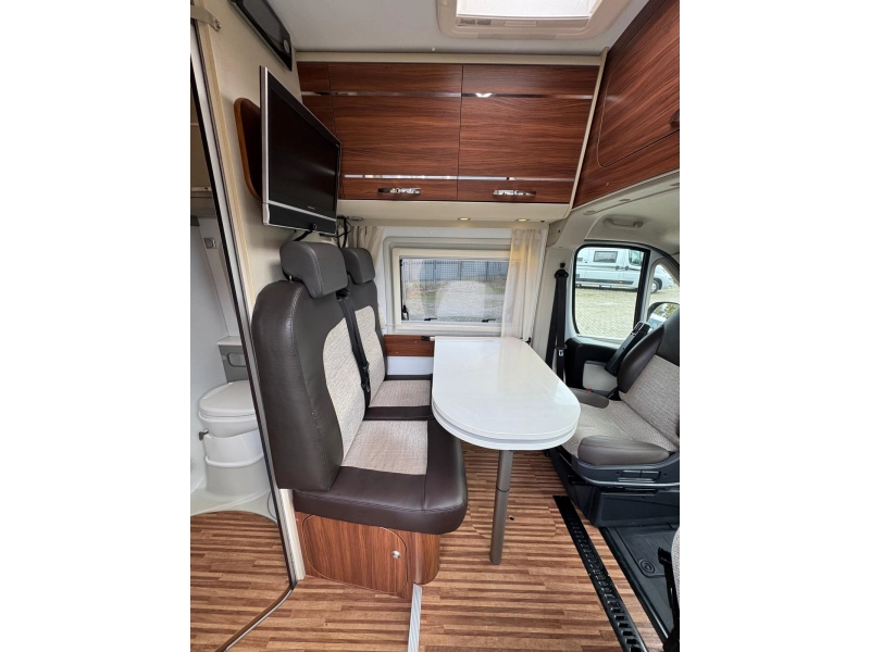 Adria Twin 640 SLX Vastbed top-Indeling  foto: 9