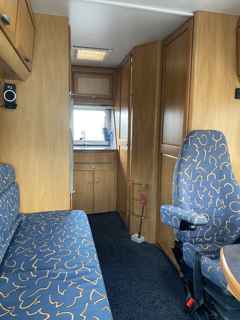 Hymer B 584 2.8 JTD 128 Pk Integraal, Hef-bed voor, Lange-bank, 3 Draaistoelen, Eindkeuken etc. Bj. 2002. B 584 Marum foto: 13