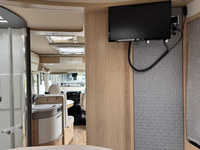 Hymer B ML I 790 Mercedes + Queen bed photo: 9