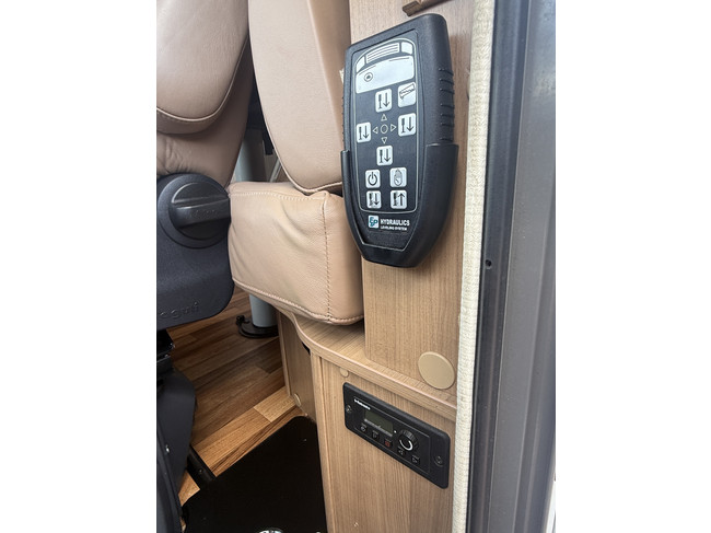 Hymer B 594 autom&aacute;tico 150 cv autocaravana muy compacta full options cama transversal+cama abatible sistema de nivelaci&oacute;n EP toldo calefacci&oacute;n estacionaria webasto aire acondicionado de techo 2x panel solar antena parab&oacute;lica el&eacute;ctrica TV garaje grande foto: 23