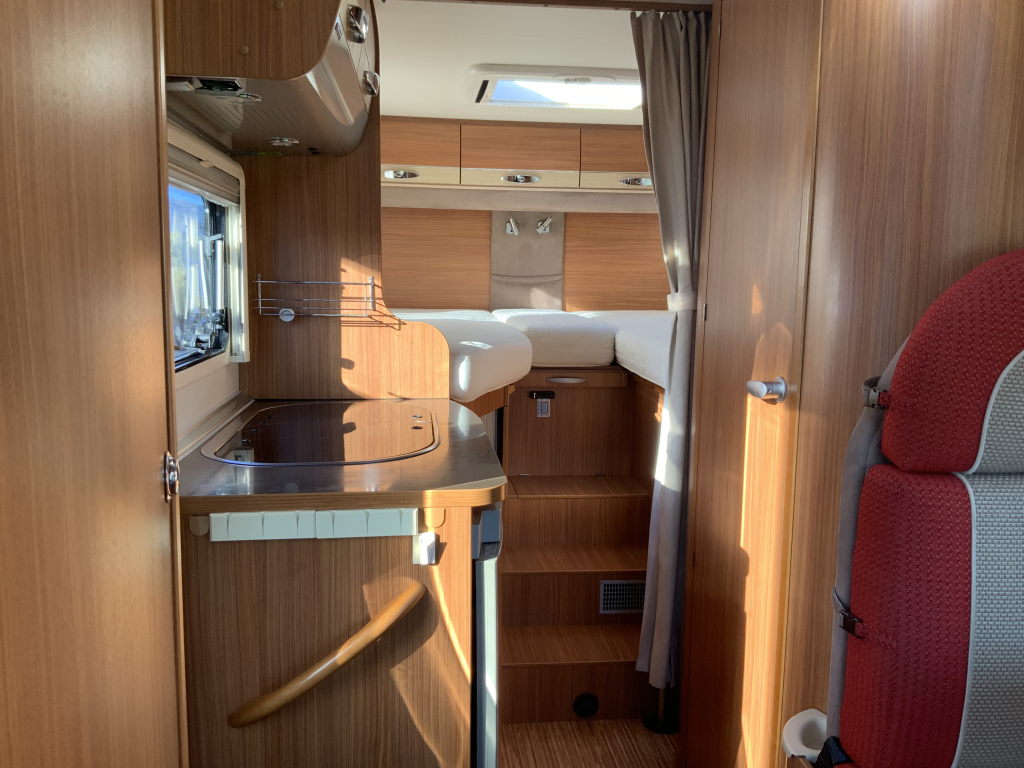 Adria Compact SL 2.3 MultiJ. 130 PK Half-integraal, Enkele-bedden, Bj. 2010 Camper Centrum On the Road aan de Noorderringweg 4 in Marum. foto: 5