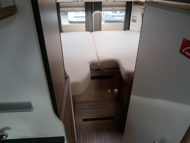 Carthago Malibu Van 640 LE Charming GT, 6.40 Meter Buscamper, L&auml;ngsbetten Foto: 16