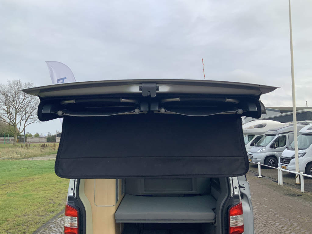 VW Westfalia California 2.5 TDi 130 PS, 5 Sitzpl&auml;tze, 4 Schlafpl&auml;tze, Elektr. Hubdach / Seitent&uuml;r, Bj 2006 Camper Centrum On the Road am Noorderringweg 4 in Marum. Foto: 24