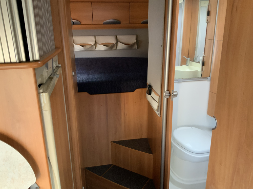 Hymer B 614 2.8 JTD 146 PK Integraal, Dwars – bed & Hef-bed, Garage etc., Bj. 2005 Camper centrum on the road foto: 15