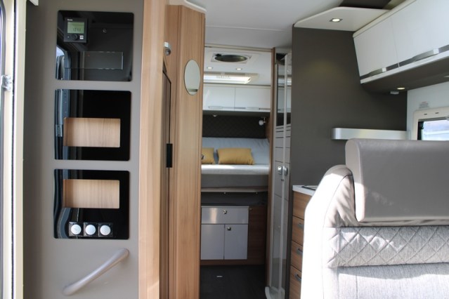 Adria Coral S 670 SC met elektrisch in hoogte verstelbaar Queensbed slechts 40801 km (65  foto: 29