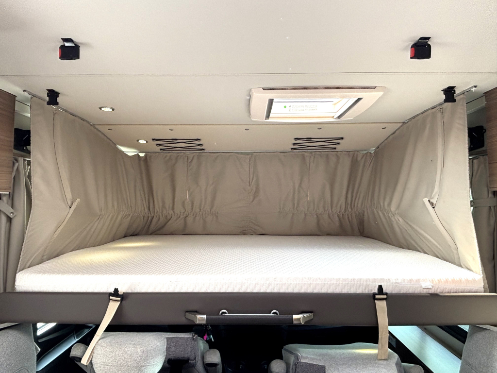 Knaus Live I 650 MEG 9TR AUTOMAAT ENKELE BEDDEN HEFBED 160PK foto: 4
