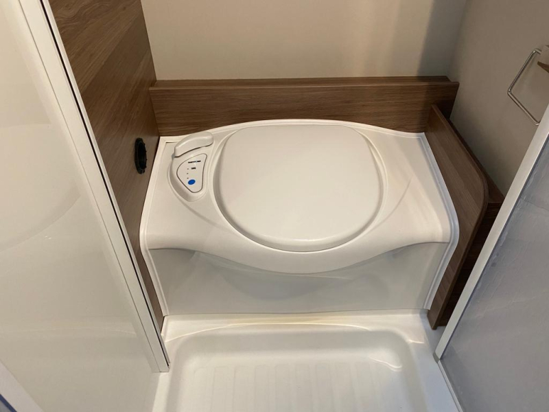Knaus L!ve Ti 650 MF Frans bed | Automaat  foto: 10