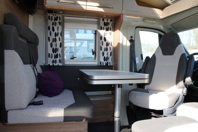 Jonge Knaus VanSation 650 Peugeot 2.2 l/ 165 pk met slechts 7.873 km enkele bedden (45  foto: 26