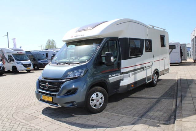 Robuuste Adria Matrix M 670 SK AUTOMAAT 5 gordelplaatsen Queensbed + hefbed (71  foto: 3