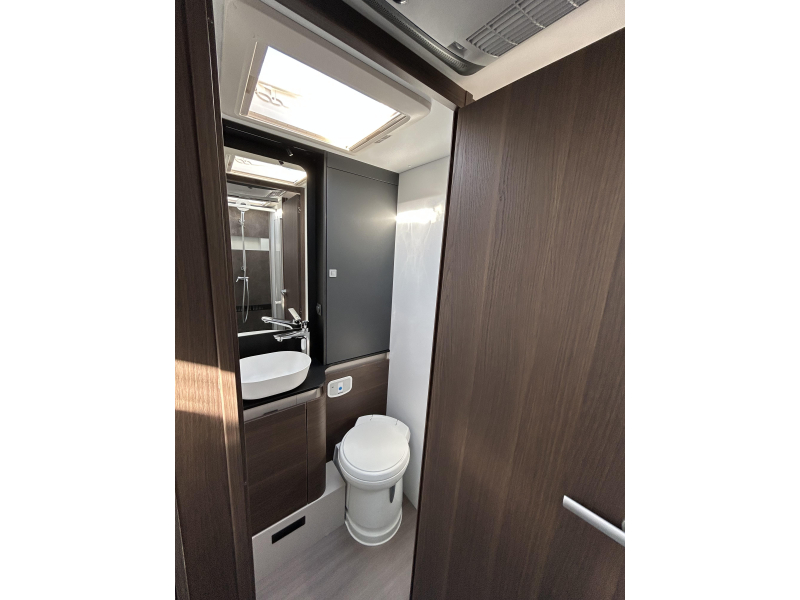 Adria Coral Supreme 670 DL 180PS Automatik Foto: 10