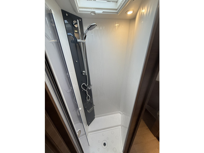 RAPIDO 896 F 160 PK face to face slechts 12.000 dkm Queensbed+hefbed luifel 2x tv camera grote garage dakairco Truma hordeur foto: 17