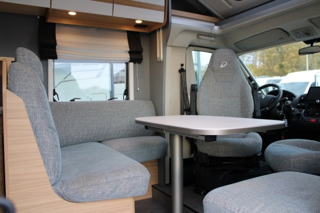 Dethleffs 7052 DBM Just 90 Queenbed + hefbed riante garage (94  foto: 22