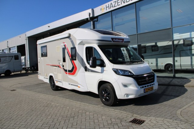 Challenger Graphite Vip Edition T 328 igual que Chausson 788 AUTOM&Aacute;TICO Fiat 140 CV con cama Queen y cama abatible para 4 personas (76 foto: 3