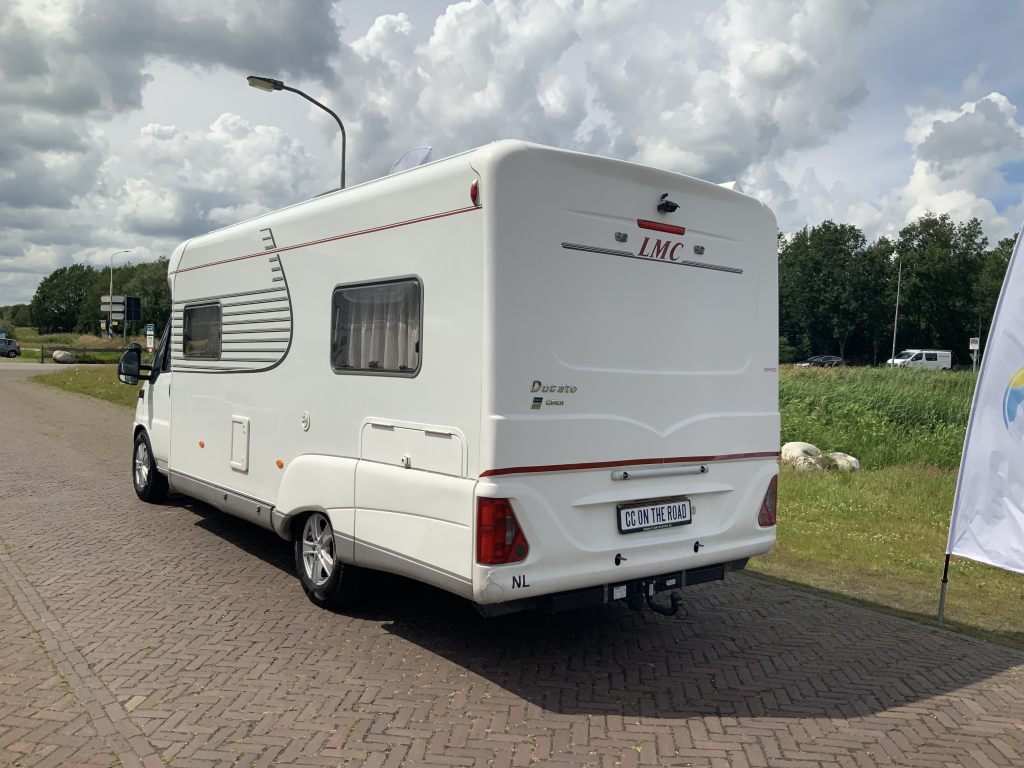 LMC  Fiat Ducato  2,8 JTD  128 PK , AUTOMAAT   Half-integraal ,  Motor-airco , 2 Lengte-bedden ( Laag ) , Alko-chassis  etc. Bj 2003 Camper centrum on the road Marum  foto: 18