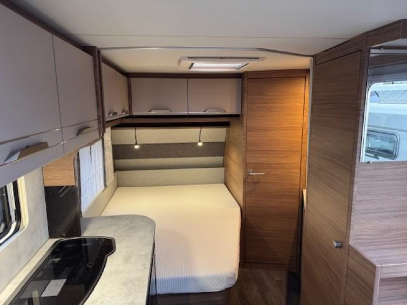 Knaus Sport 450 FU franz&ouml;sisches Bett Sackmarkise Foto: 8