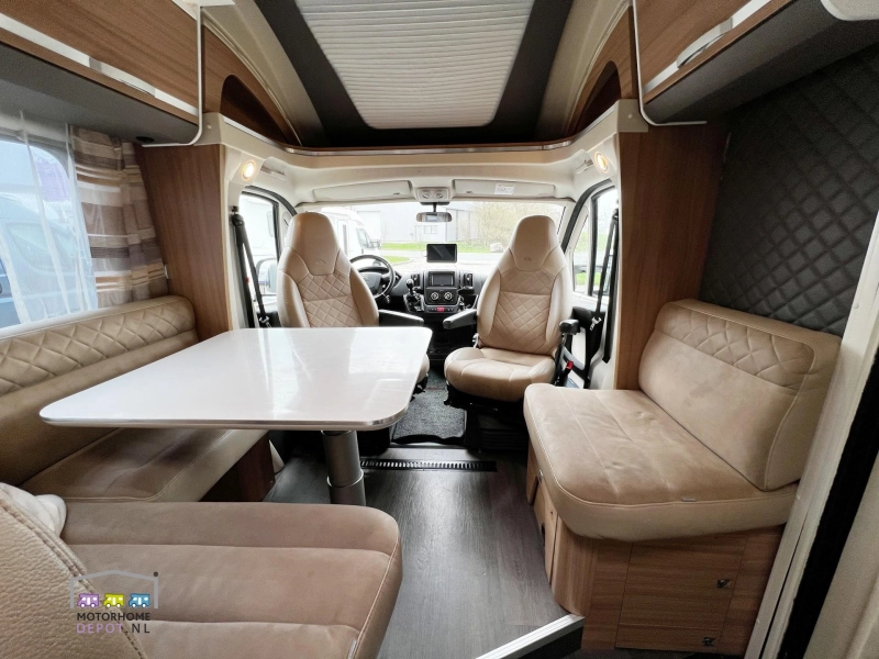 Adria Matrix M 670 SL Cama longitudinal y abatible foto: 6