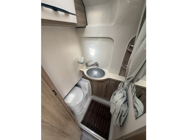 Karmann Dexter 625 Automatik 150 PS Kastenwagen L&auml;ngsbetten Klimaanlage Leder Markise Anh&auml;ngerkupplung LMV 16 Zoll Remis Plissee Foto: 15