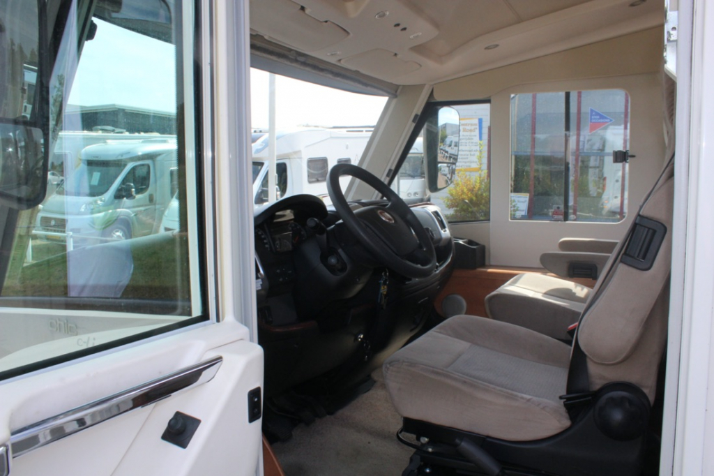 Carthago 4.2  Integraal 2.3 M-jet 148 PK, Alko chassis light, Motor-airco, Hefbed & dwarsbed, Garage, Draaistoelen voor, L zit, zij-zit, etc. Marum (Groningen) foto: 14