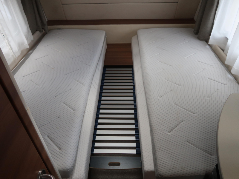 Dethleffs Nomad 470 ER MET VOORTENT ISABELLA  foto: 8