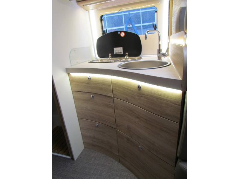 Eura Mobil Profila RS 695 EB Mondial,Lengte- en Hefbed  foto: 3