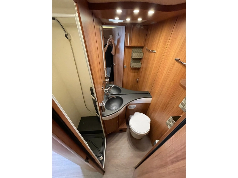 Eura Mobil Terrestra 710 HB Cama fija Garaje XXL foto: 16