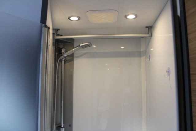 Dethleffs 7052 DBM Just 90 Queenbed + hefbed riante garage (94  foto: 47