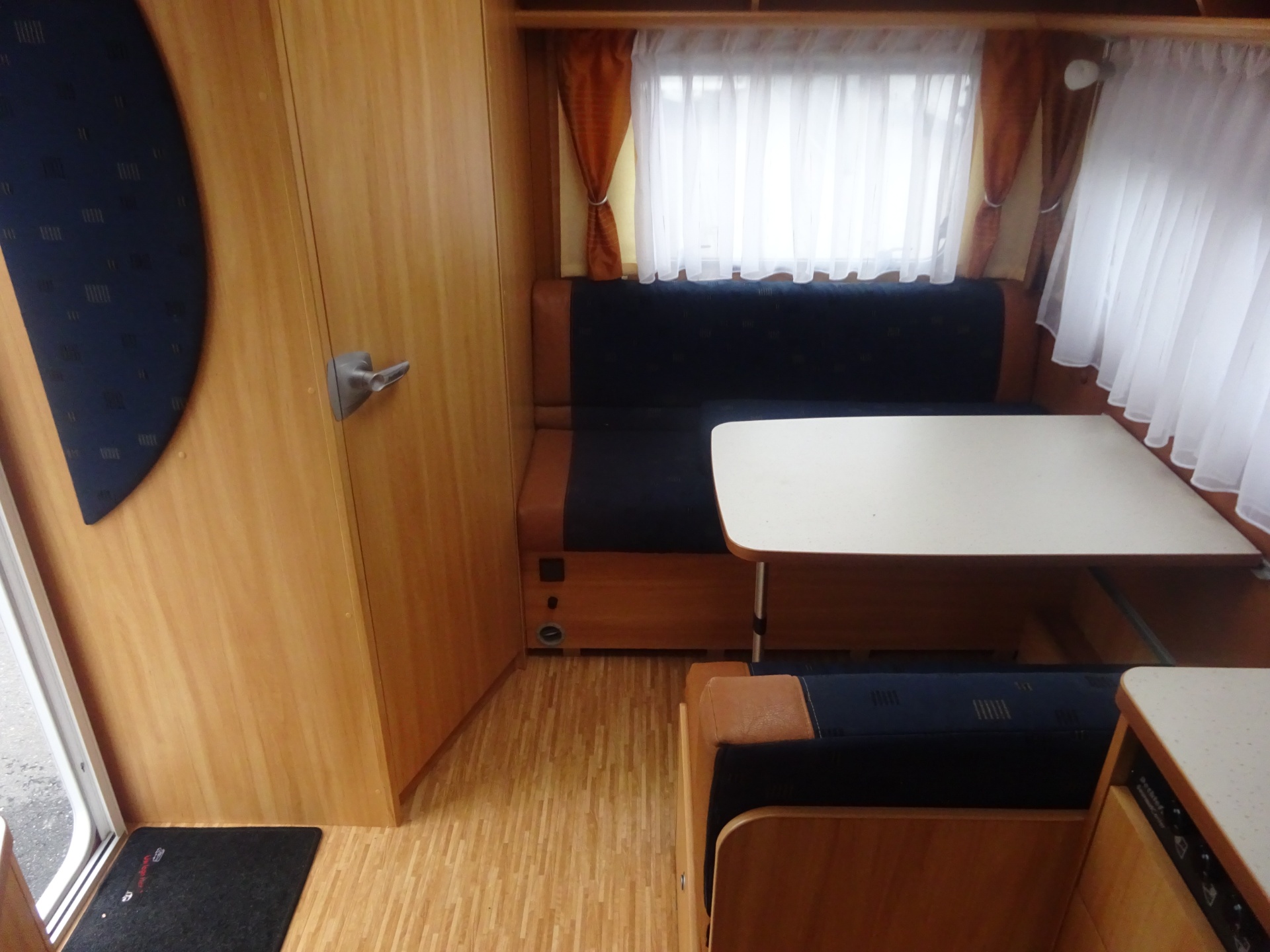 Dethleffs Camper 440DB Met Mover foto: 9