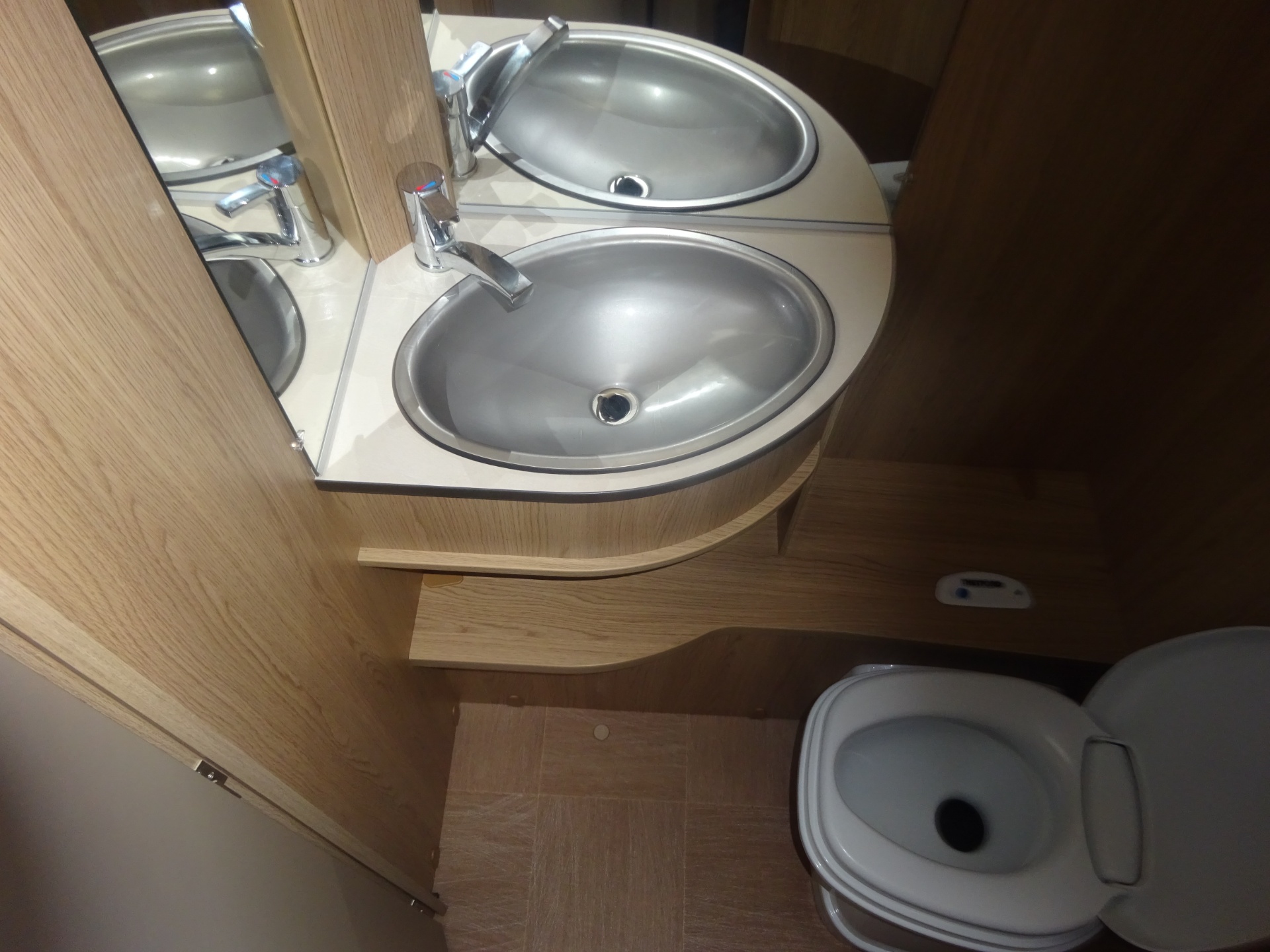 Lmc Sassino 460UL Enkele Bedden+Mover+Voortent foto: 21