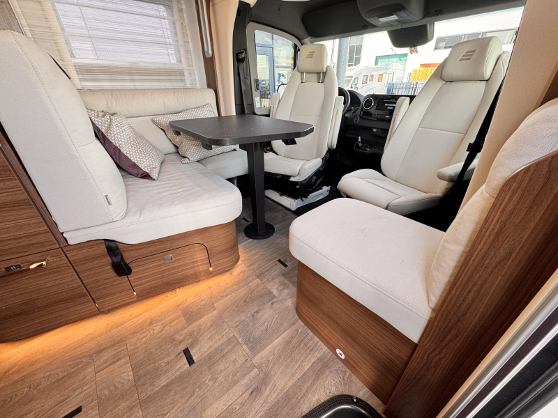 Hymer B-MC T 680 single beds pull-down bed photo: 8