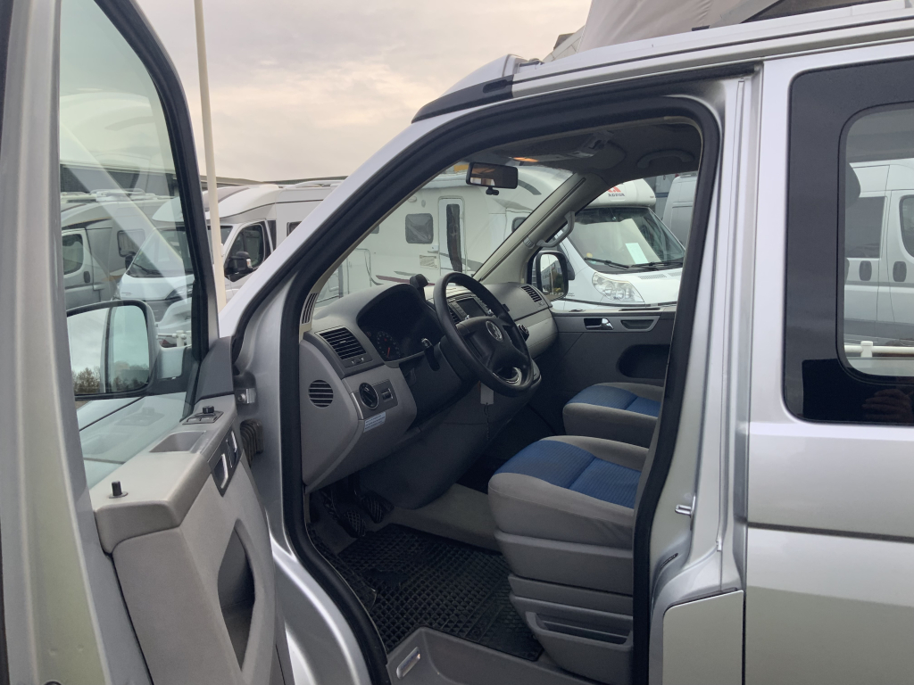 VW Westfalia California 2.5 TDi 130 PS, 5 Sitzpl&auml;tze, 4 Schlafpl&auml;tze, Elektr. Hubdach / Seitent&uuml;r, Bj 2006 Camper Centrum On the Road am Noorderringweg 4 in Marum. Foto: 16