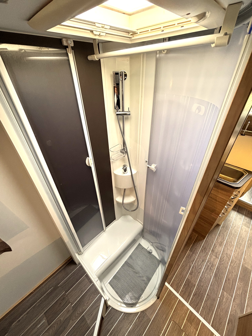 Adria Coral Platinum S 690 SC CAMA QUEEN ALKO SUSPENSI&Oacute;N NEUM&Aacute;TICA foto: 9