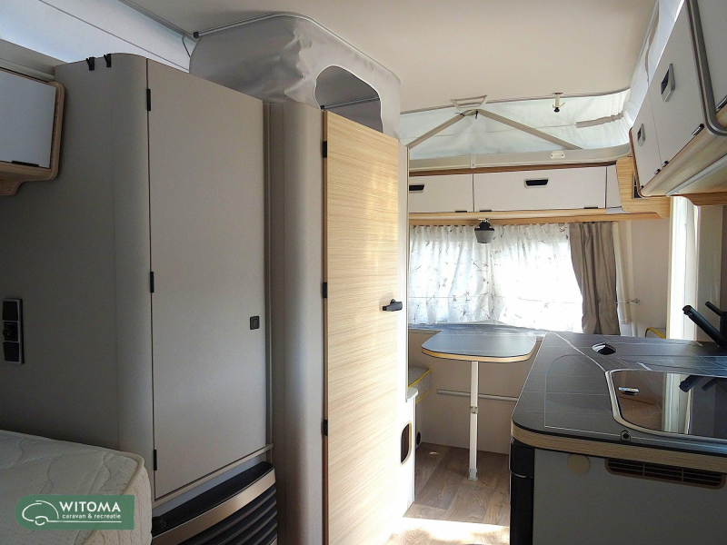 Eriba Touring Urban 542 sobre equipamiento completo foto: 3