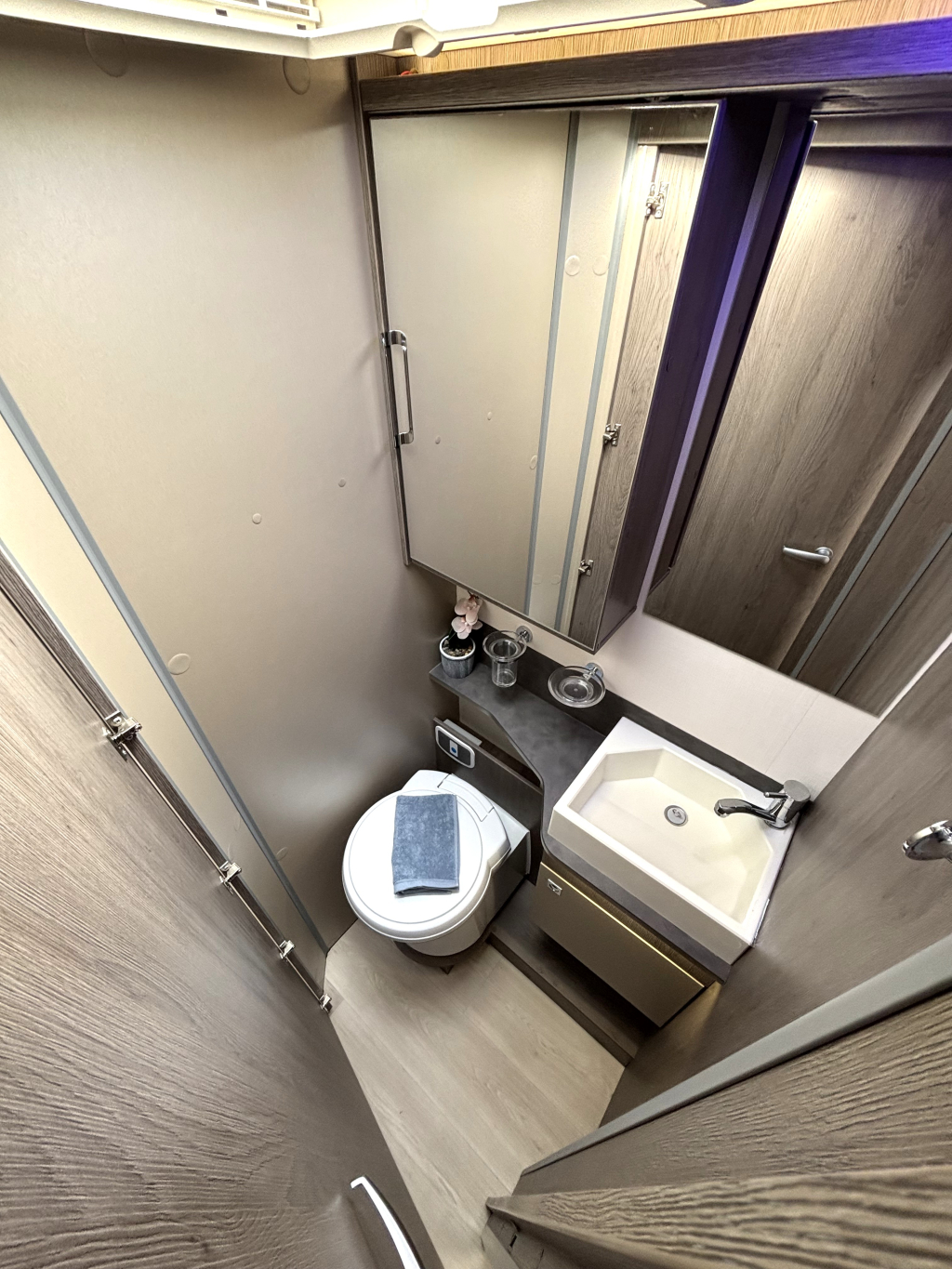Chausson 768 XLB Titanium AUTOMAAT QUEENSBED + HEFBED + F2F foto: 9