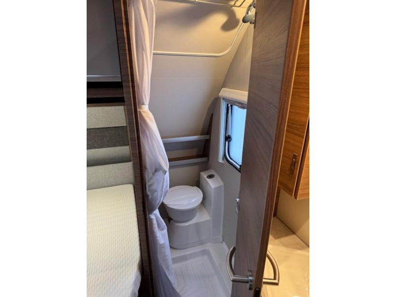 Knaus Sport 450 FU franz&ouml;sisches Bett Sackmarkise Foto: 9