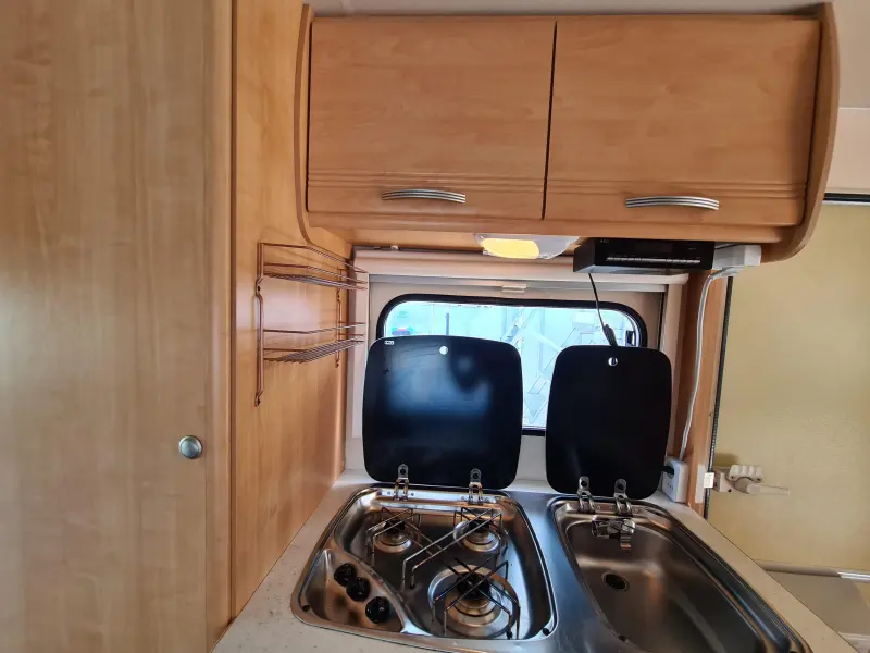 Sterckeman Starlett Executive 470 PE Stapelbed/vast bed/890 kg  foto: 19