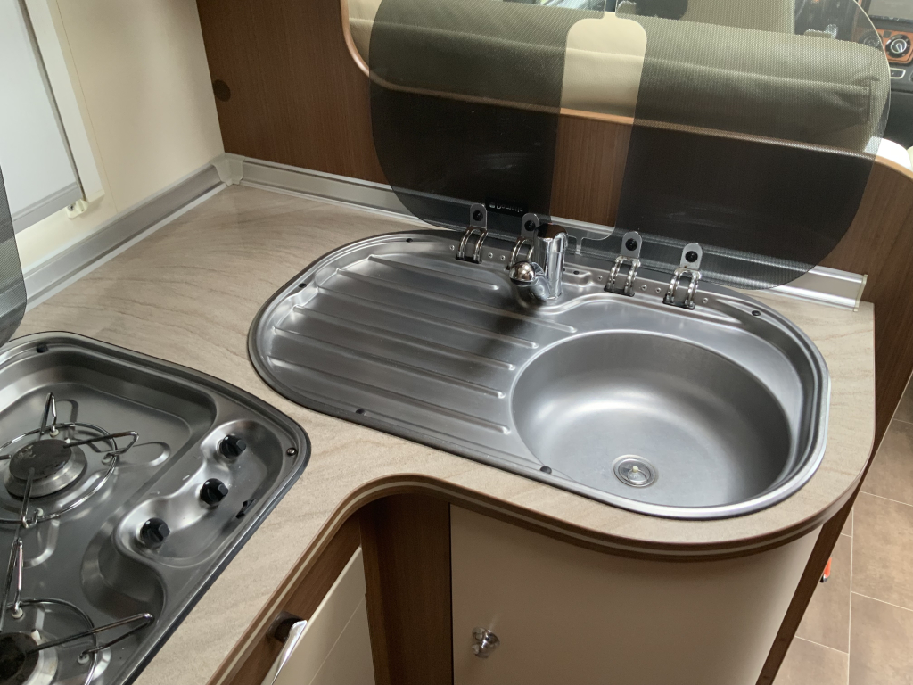 Bürstner Aviano 727 2.3 AUTOMAAT  150  PK integraal ,  Motor-airco  , Queens-bed , gelijkvloers , zij  zitgroep Bj. 2012 Camper centrum on the road foto: 18