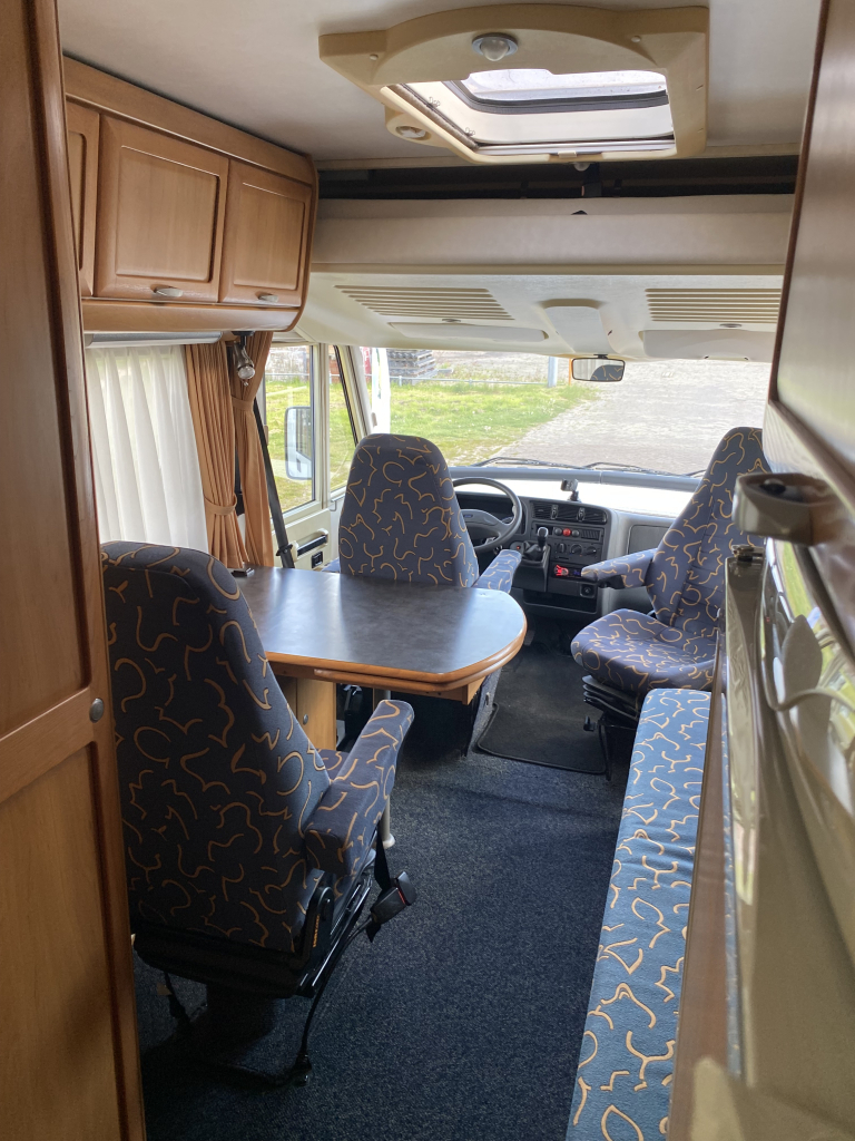 Hymer B 584 2.8 JTD 128 Pk Integraal, Hef-bed voor, Lange-bank, 3 Draaistoelen, Eindkeuken etc. Bj. 2002. B 584 Marum foto: 15