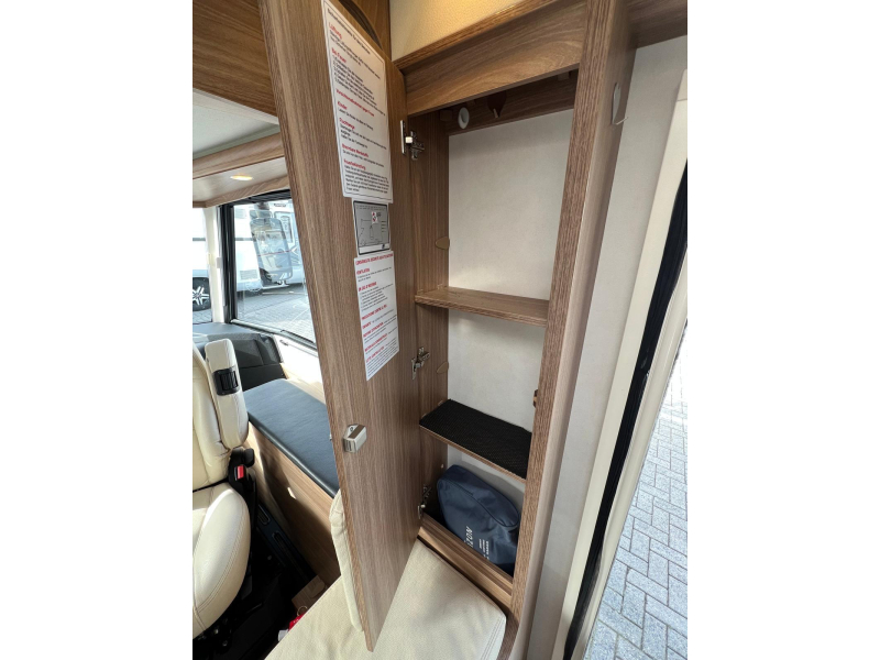 Bürstner Aviano I 727 queensbed hefbed 150PK  foto: 19