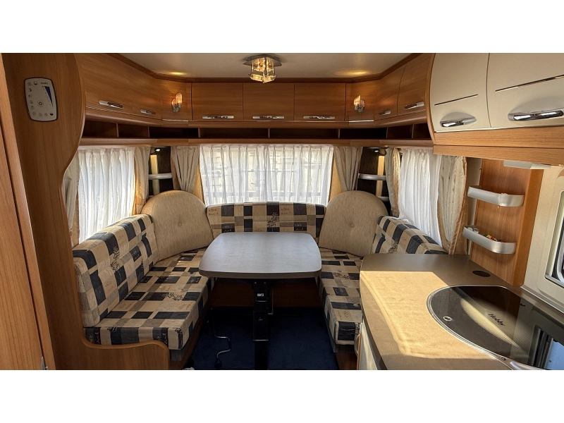 Hobby De Luxe 540 UL camas individuales asiento redondo foto: 1