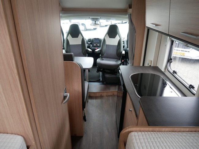 Sunlight V66, Lengtebedden, 9-Traps Automaat, XL Garage!! foto: 19