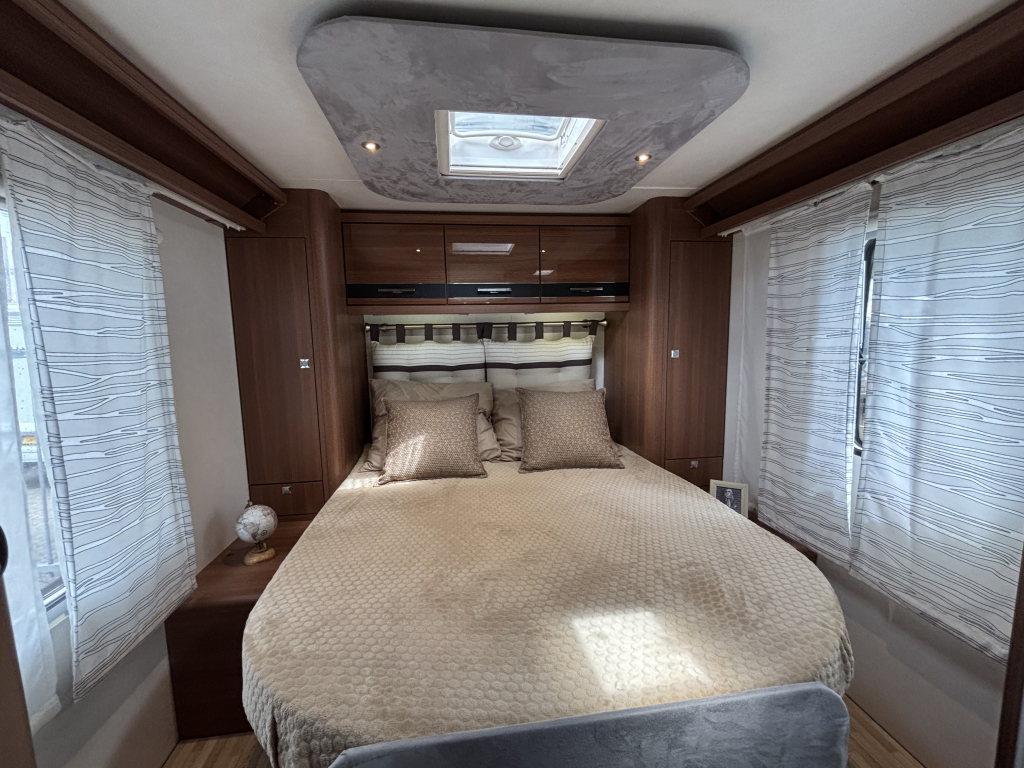 LMC Black Edition 722 QUEENSBED SOLAR PANEL LPG ROOF AIRCO photo: 2